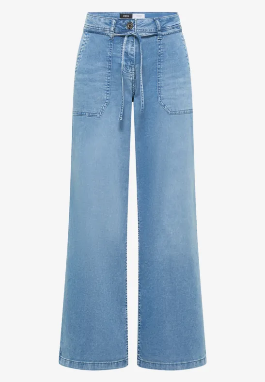 Hellblaue, weite Jeanshose mit Gürtel und aufgesetzten Taschen.