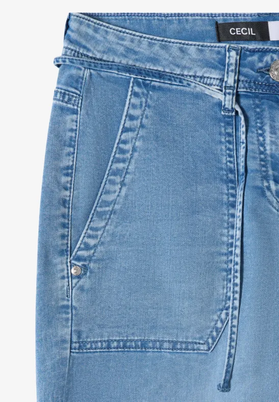 Helle Jeanshose mit elastischem Bund, Tunnelzug und aufgesetzten Taschen.