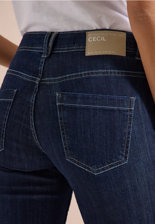 Rückenansicht dunkelblaue Jeans mit hohen Taschen und Cecil-Label am Bund.