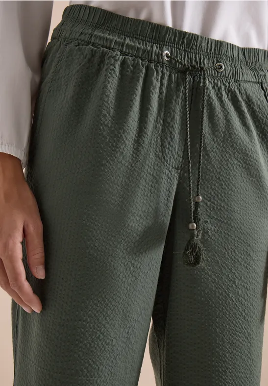 Dunkelgrüne, strukturierte Loose-Fit-Hose mit elastischem Bund und Kordelzug mit Quasten.