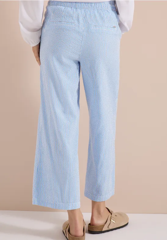 Hellblaue Cordhose mit weitem Bein und Gummizug, Rückansicht.