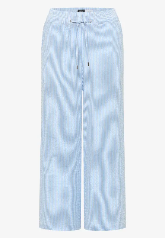 Hellblaue, weite Freizeithose mit Kordelzugbund.