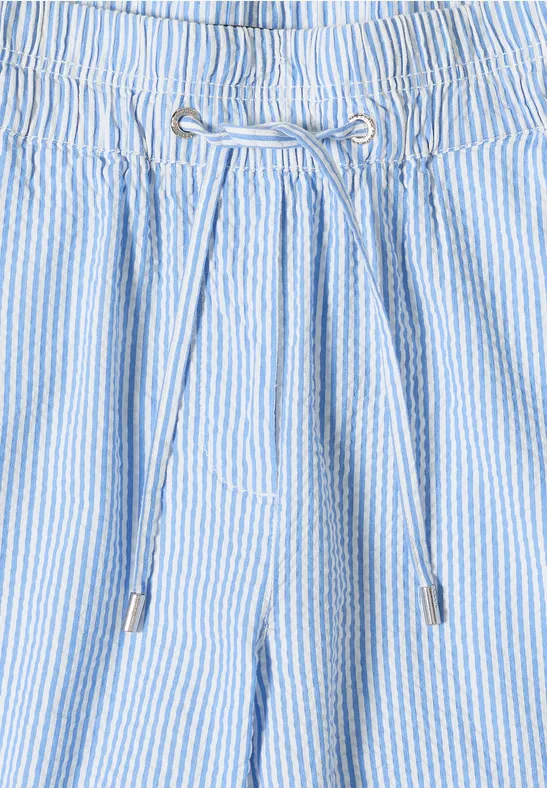 Hellblau-weiß gestreifte Seersucker-Shorts mit Tunnelzugbund