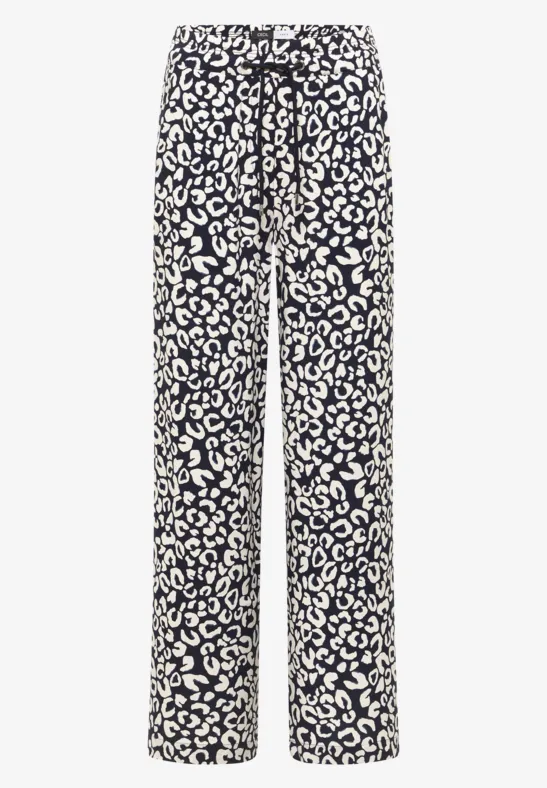 Weite Damenhose aus fließendem Stoff mit schwarz-weißem Leopardenprint.