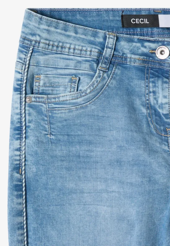 Hellblaue Jeans-Nahaufnahme mit ausgewaschenem Look und Markenlabel 'CECIL' am Bund.