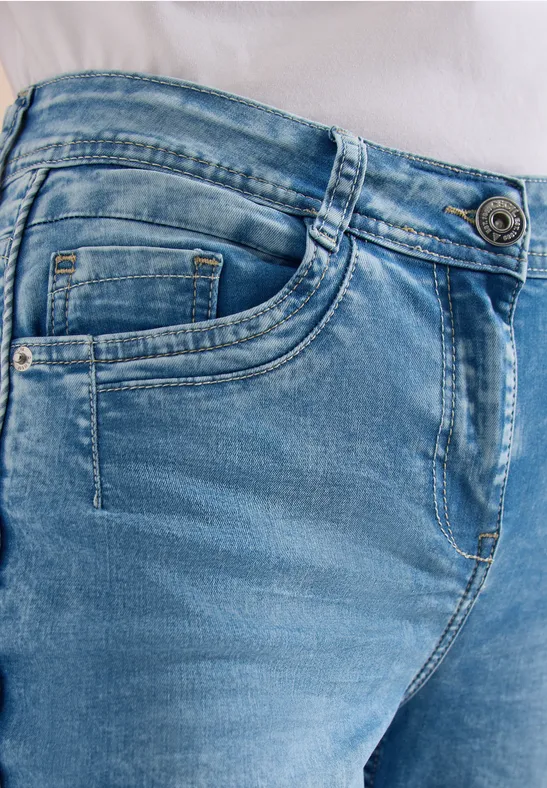 Hellblaue Jeans mit sichtbarer Münztasche, Fronttasche und Metallknopf.