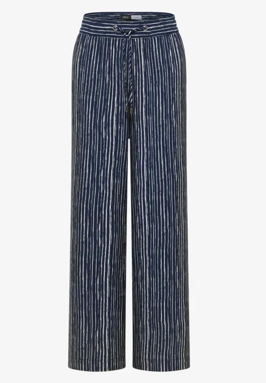 Blaue, weite Hose mit weißen, vertikalen Streifen.