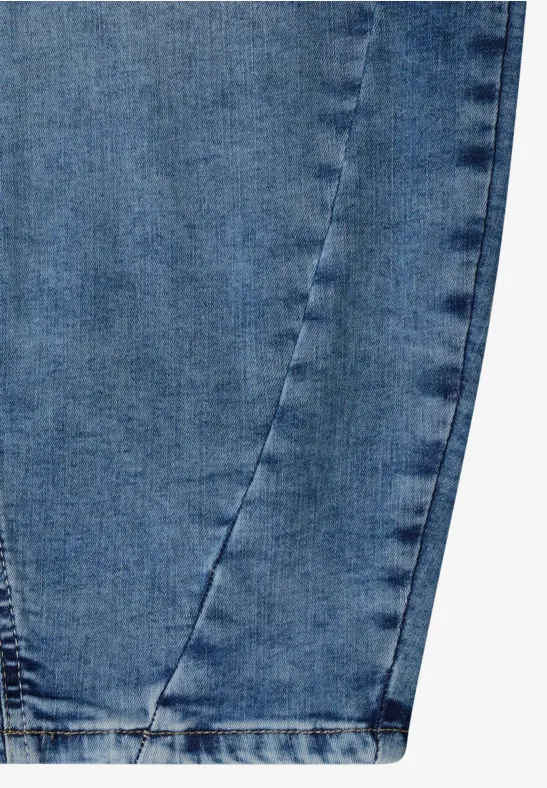 Detailaufnahme eines blauen Jeansbein-Endes mit sichtbarer Naht und Saum.