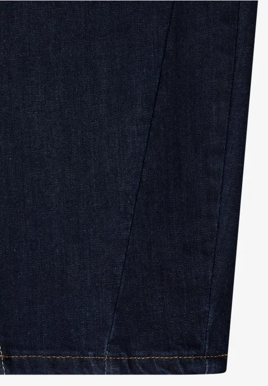 Nahaufnahme des Saums eines dunkelblauen Jeansbeins mit sichtbarer Naht.
