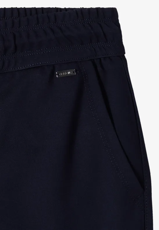 Dunkelblaue Freizeithose mit elastischem Bund und Seitentaschen.