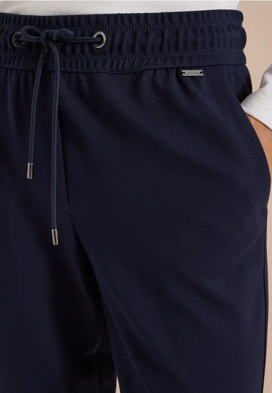 Dunkelblaue Jogginghose mit elastischem Bund, Kordelzug und seitlicher Tasche.