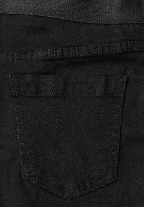 Jean en denim noir avec une poche arrière apparente.