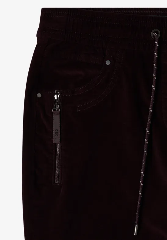 Pantalon de jogging noir avec taille élastique, cordon de serrage et poche zippée à l'avant.