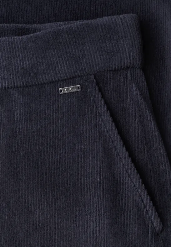 Dunkelblaue Cordhose mit seitlicher Tasche und kleinem Metall-Logo