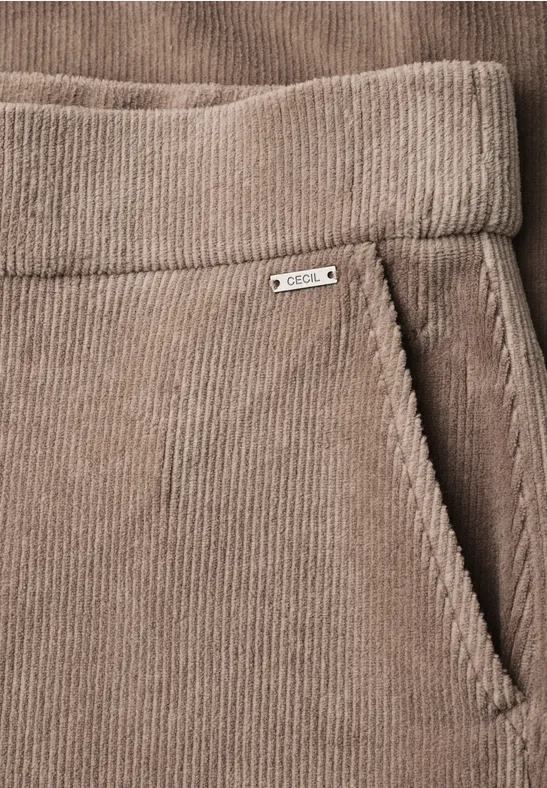 Beige Cordhose mit elastischem Bund und seitlicher Tasche, verziert mit kleinem Metalllabel.