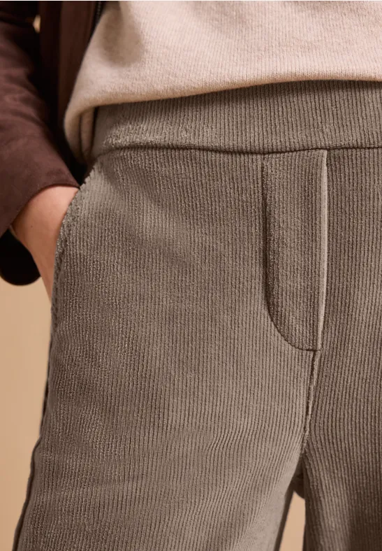Beige Cordhose mit Nahtdetail und seitlicher Tasche