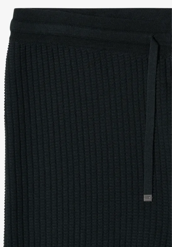 Schwarzer gerippter Strickrock mit Bindeband an der Taille