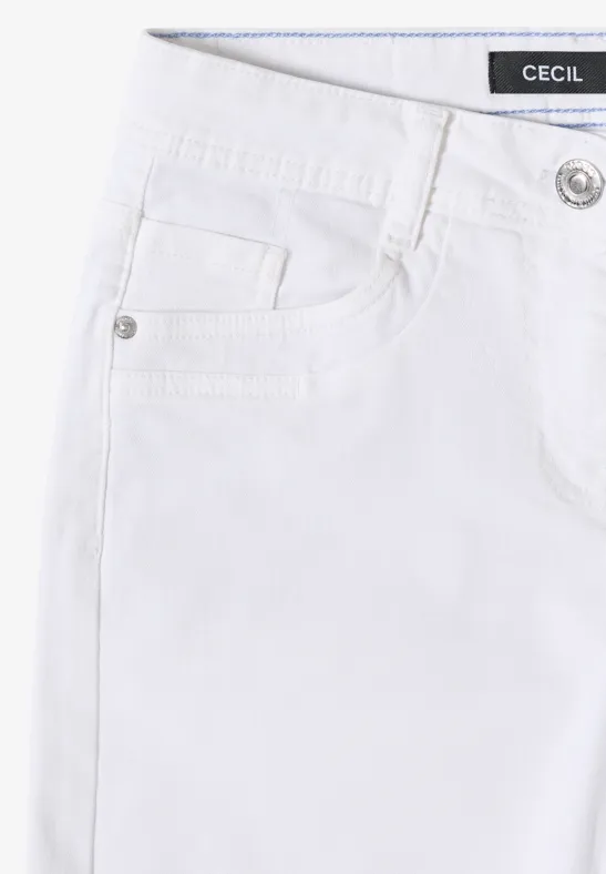Nahaufnahme einer weißen Jeanshose mit Tasche, Münztasche und silbernem Knopf.