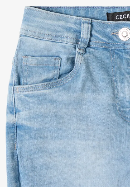 Jean en denim bleu clair, taille avec passants de ceinture et poches avant.