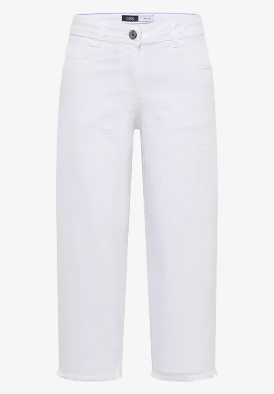 Weiße Jeanshose, gerade geschnitten, knöchellang.