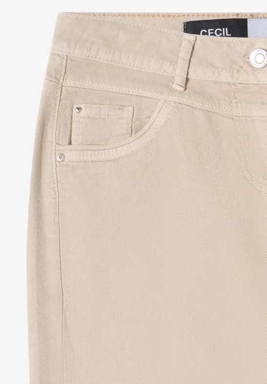 Beige Damenjeans mit Gürtelschlaufen und Markenlabel auf der Taille.