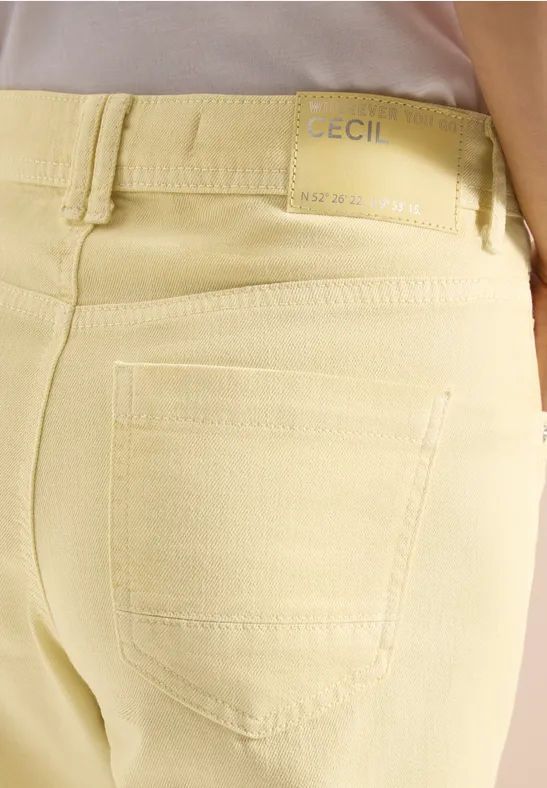 Helle, gelbe Jeans mit Gesäßtasche und CECIL-Label am Bund.