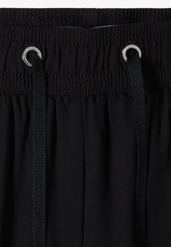 Ceinture de pantalon noire avec cordon et œillets métalliques argentés.