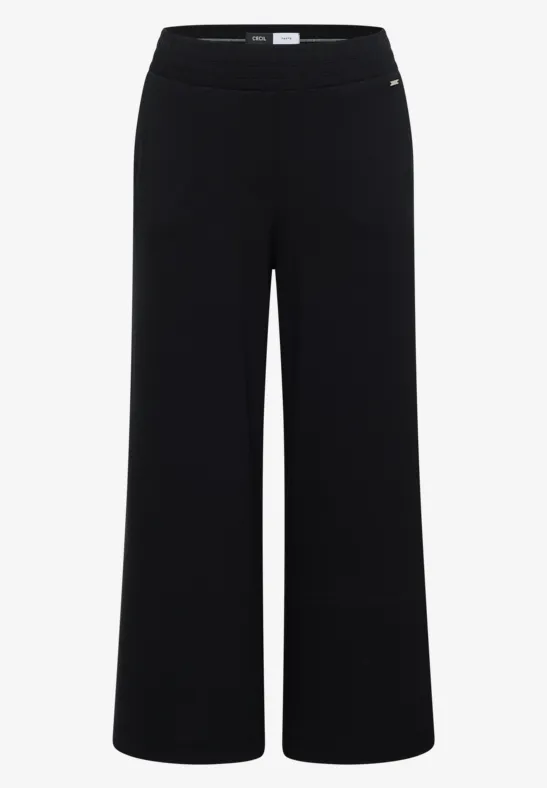 Schwarze, weit geschnittene Hose mit hohem Bund und fließendem Stoff.