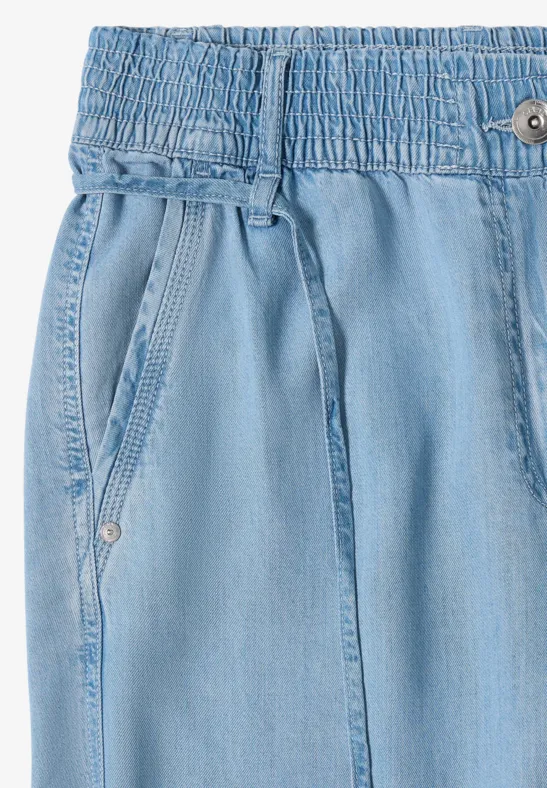 Leichte hellblaue Denim-Hose mit elastischem Bund, Kordelzug und Seitentaschen.