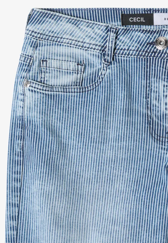 Jeans in Hellblau mit weißen Streifen, Gürtelschlaufen und sichtbarem CECIL-Label am Bund.