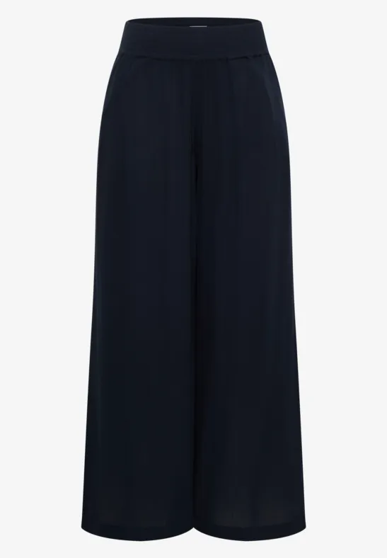 Schwarze, weite Hose aus fließendem Stoff