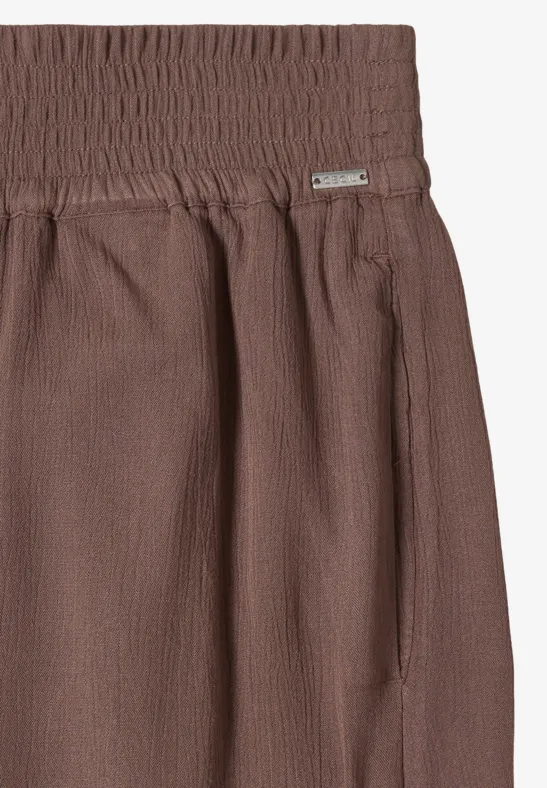 Braune, hüfthohe Hose mit elastischem Bund, seitlichen Taschen und feiner Struktur.