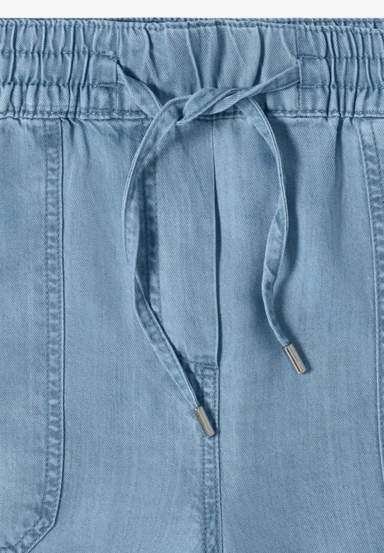 Helle Jeans-Jogginghose mit elastischem Bund und Zugschnurdetails.
