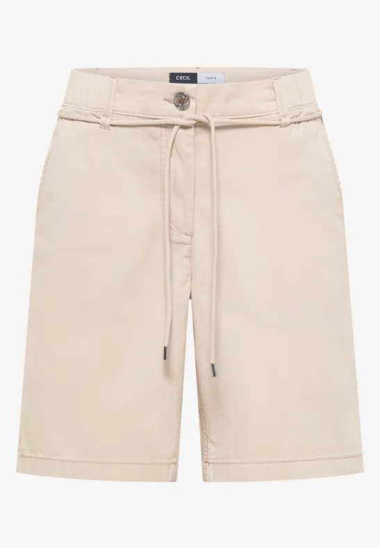 Helle beige Bermudashorts mit Tunnelzugbund, Gürtelschlaufen und seitlichen Eingrifftaschen.