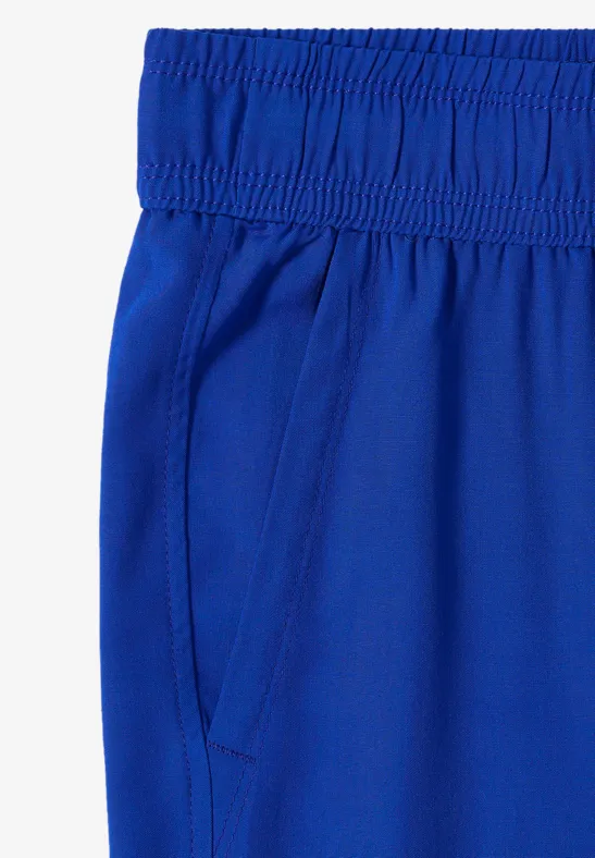 Helle blaue Sporthose mit elastischem Bund und seitlicher Tasche.