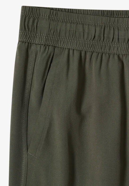 Olivegrüne Hose mit elastischem Bund und seitlicher Tasche.