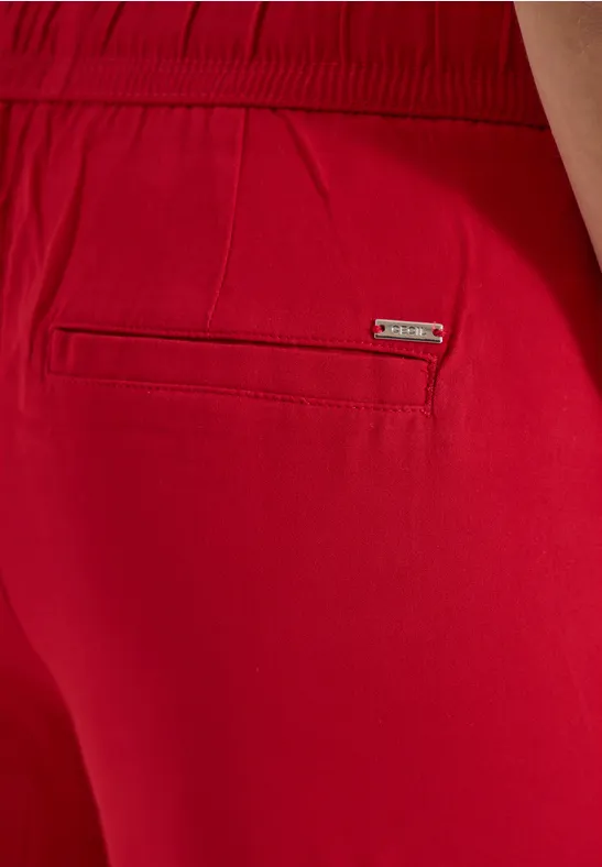 Rückansicht einer roten Hose mit Gesäßtasche und Diesel-Logo