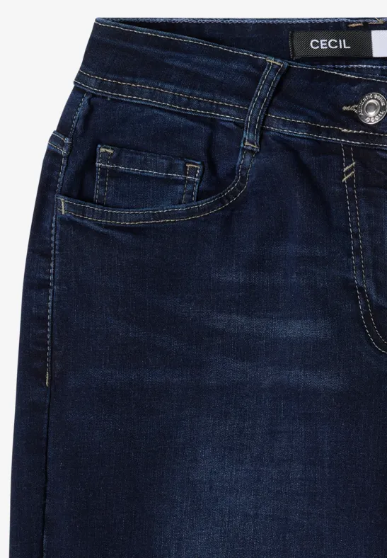 Dunkle Blaue Jeanshose mit Logo-Marke, Eingrifftaschen und Nahtdetails.