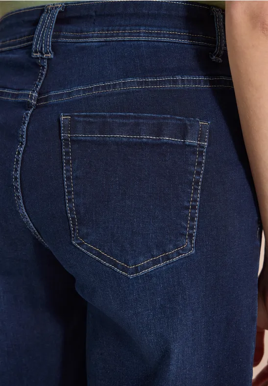 Nahaufnahme eines Rückens in dunklen Jeans mit sichtbarer Gesäßtasche.