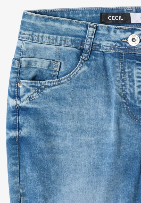 Nahaufnahme einer hellblauen Jeans mit Vorderseitentasche, Gürtelschlaufen, Knopf und Label 'CECIL'.