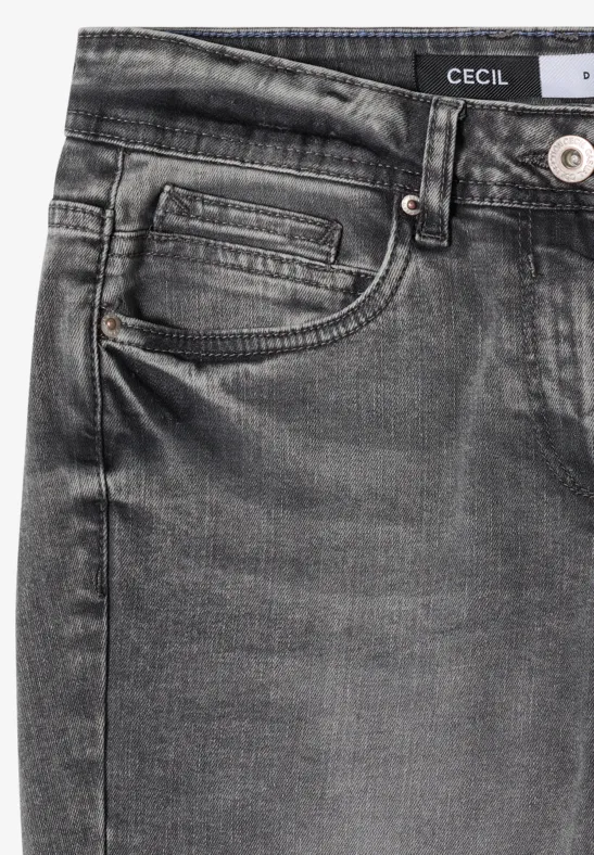 Nahaufnahme einer grauen Jeans mit sichtbarem Logo-Etikett, Tasche und Metallknopf.