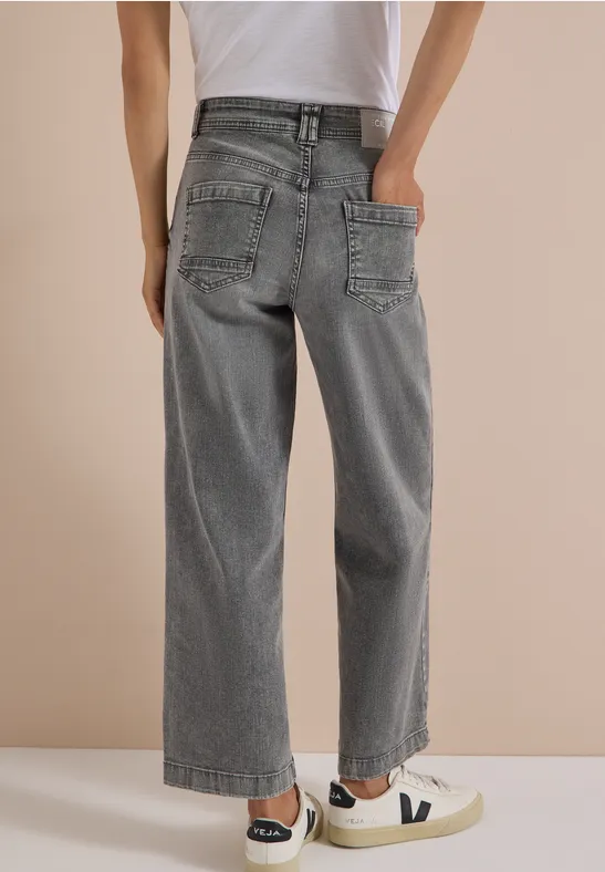 Graue, hoch taillierte Jeans mit weitem Bein, gerader Passform und auffälligen Gesäßtaschen, knöchellang.