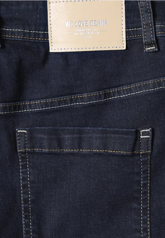 Vue arrière d'un jean foncé avec poche arrière et étiquette en cuir 'WE LOVE DENIM'.