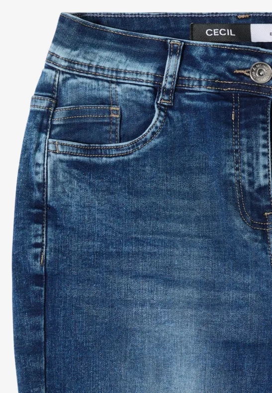 Nahaufnahme einer blauen Jeans mit sichtbarer Fronttasche, Gürtelschlaufen und Metallknopf.