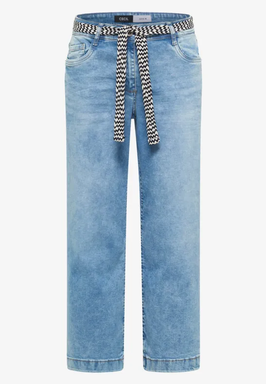 Helle, gerade geschnittene Jeans mit schwarz-weißem, geflochtenem Gürtel.