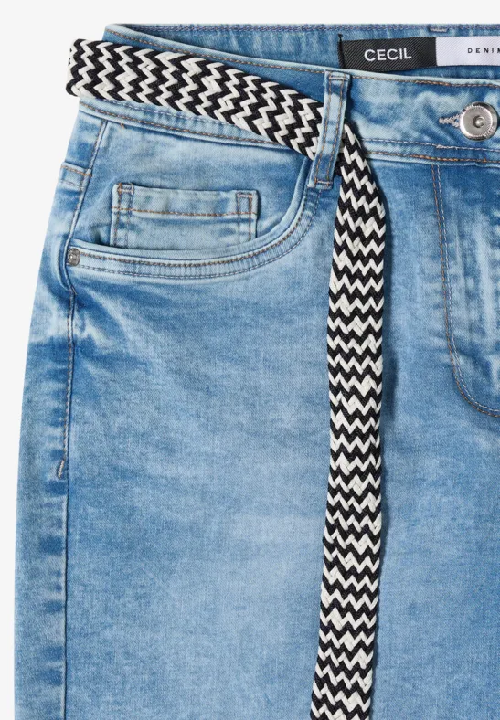 Blaue Jeans mit schwarz-weißem Zickzack-Gürtel.