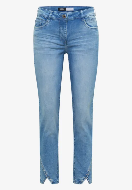 Schmale hellblaue Slim-Fit-Jeans mit dezenten V-förmigen Knöchel-Details.
