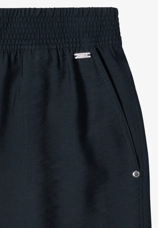 Dunkelblauer Sportshort mit elastischem Bund, Reißverschlusstasche und kleiner Logo-Applikation.