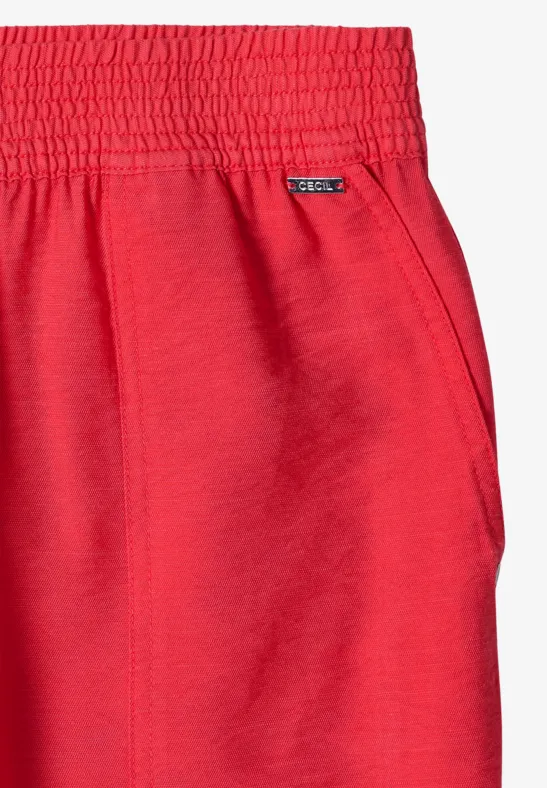 Rote Shorts mit elastischem Bund, seitlichen Eingrifftaschen und schlichter Optik.