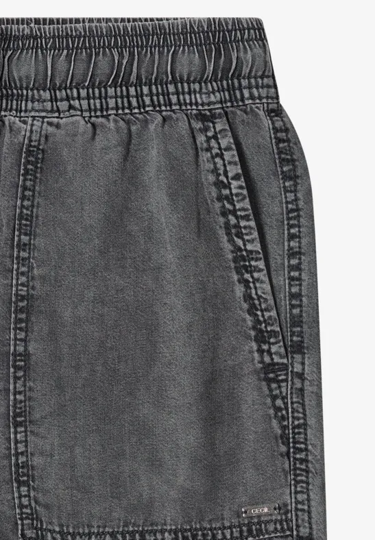 Pantalon en jean gris foncé avec taille élastique et poche latérale, effet délavé